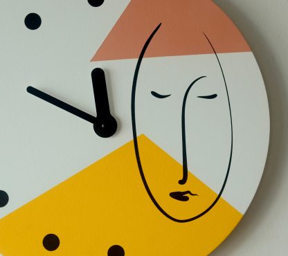 Artistic human face contrasting wooden wall clock - Image 3