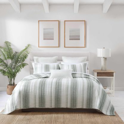 Light green gradient striped bed cover three-piece set