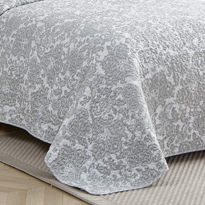 Light gray patterned quilted three-piece bed sheet set - Image 3