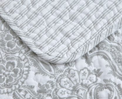 Light gray patterned quilted three-piece bed sheet set - Image 4