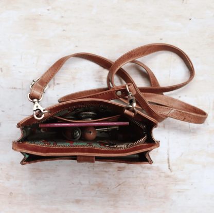 Fashionable handmade leather crossbody bag - Image 2