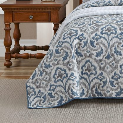 Blue and white paisley pattern three-piece bed cover set - Image 4