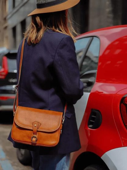 Handmade leather crossbody bag - Image 2