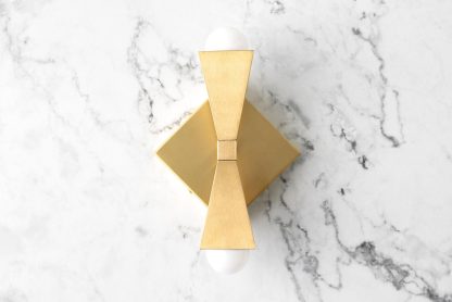 Artistic geometric brass wall lamp - Image 3