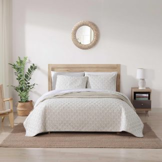 Light beige diamond pattern three-piece bed cover set