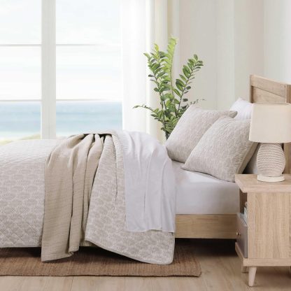 Light beige diamond pattern three-piece bed cover set - Image 7