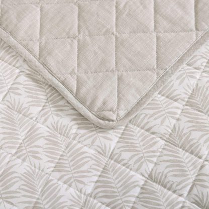 Light beige diamond pattern three-piece bed cover set - Image 3