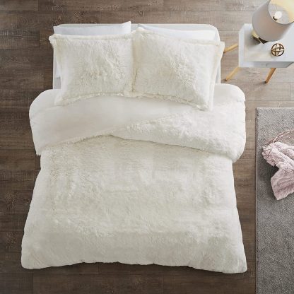 Plush faux fur bedding