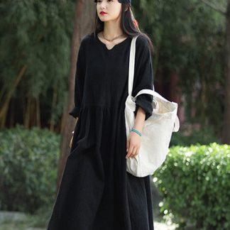 Simple black loose long-sleeved dress