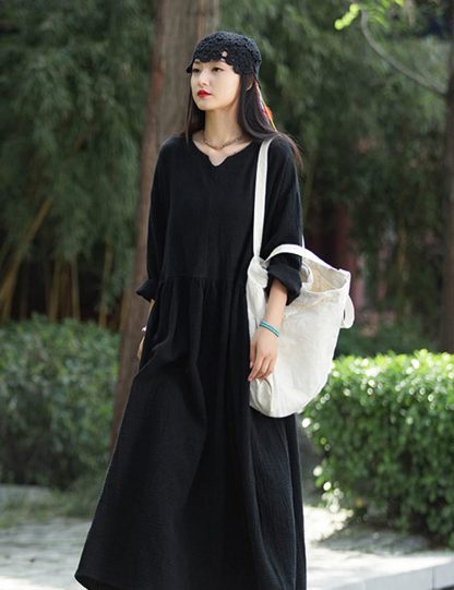 Simple black loose long-sleeved dress