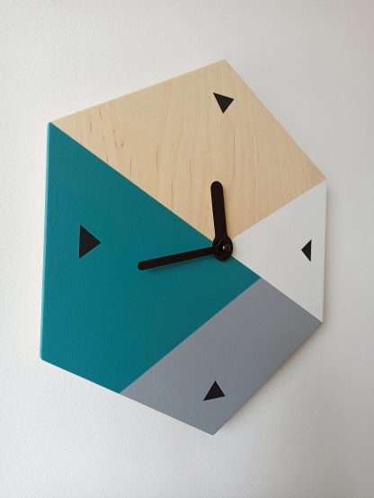 Irregular geometric wall clock