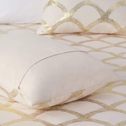 Champagne gold scalloped bedding - Image 5