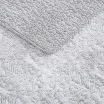 Light gray textured quilted bed cover three-piece set - Image 3