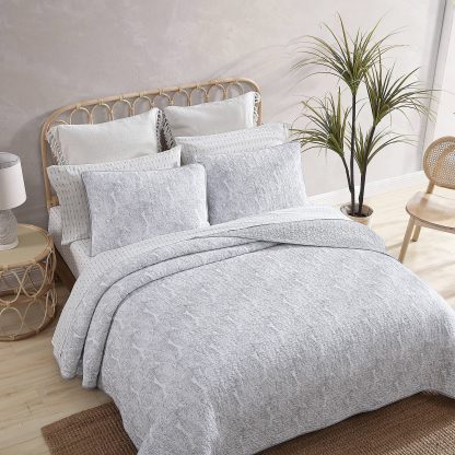 Light gray textured quilted bed cover three-piece set - Image 9