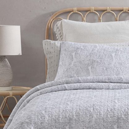 Light gray textured quilted bed cover three-piece set - Image 8