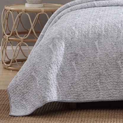 Light gray textured quilted bed cover three-piece set - Image 4