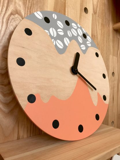 Coffee element contrasting wooden wall clock - Image 6