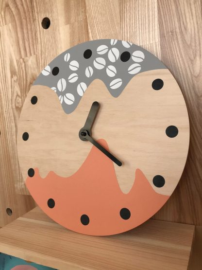 Coffee element contrasting wooden wall clock - Image 4