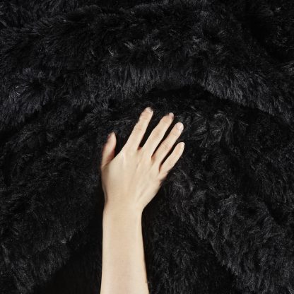 Luxurious black faux fur bedding - Image 3
