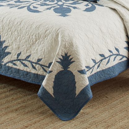 Blue and white pineapple pattern quilt - Image 4