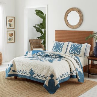 Blue and white pineapple pattern quilt