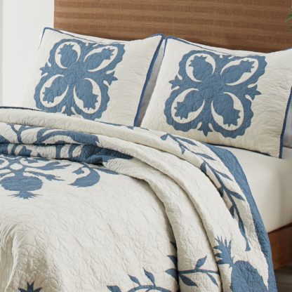 Blue and white pineapple pattern quilt - Image 2