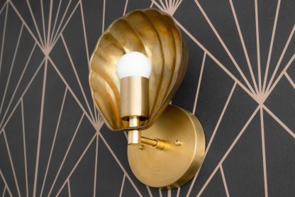 Retro shell-shaped metal wall lamp