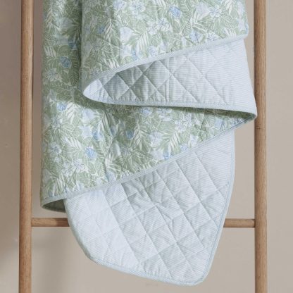 Light green leaf pattern quilted three-piece bed cover set - Image 9