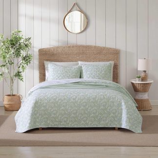 Light green leaf pattern quilted three-piece bed cover set