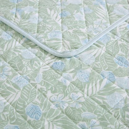Light green leaf pattern quilted three-piece bed cover set - Image 3