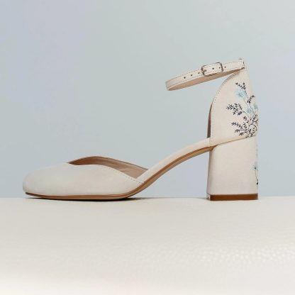 Artistic floral embroidered pumps - Image 6