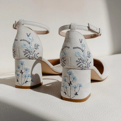 Artistic floral embroidered pumps - Image 4