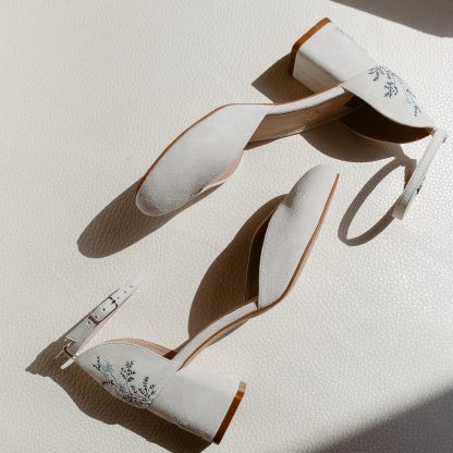 Artistic floral embroidered pumps - Image 3