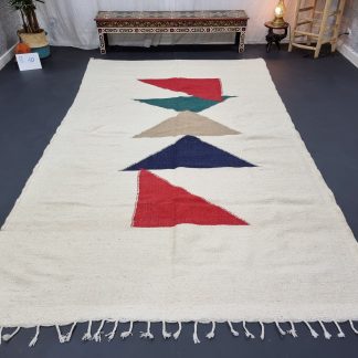 Handmade contrasting triangle carpet