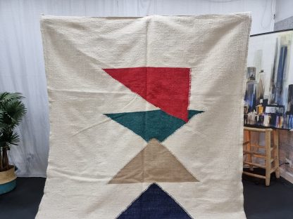 Handmade contrasting triangle carpet - Image 9