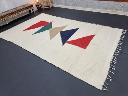 Handmade contrasting triangle carpet - Image 7