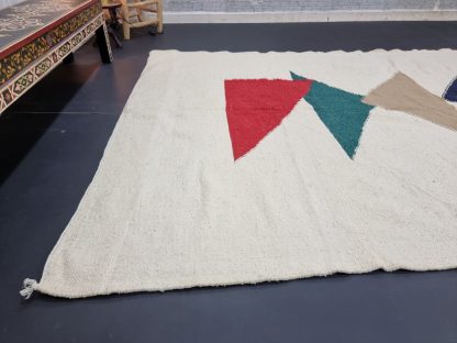 Handmade contrasting triangle carpet - Image 5