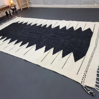 Handmade zigzag tassel carpet