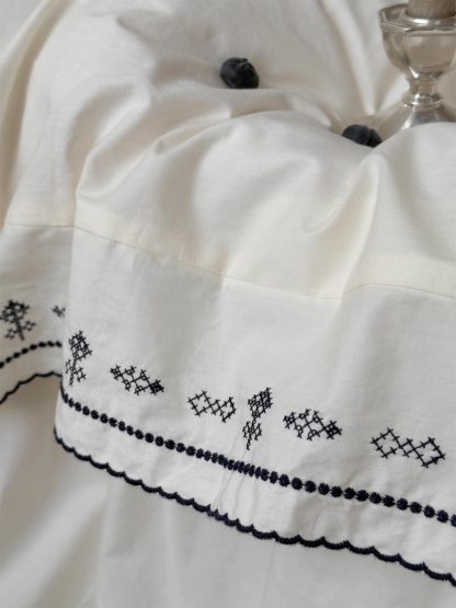 Minimalist contrast color embroidery four-piece set - Image 3