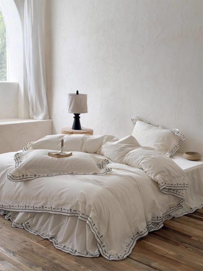 Minimalist contrast color embroidery four-piece set