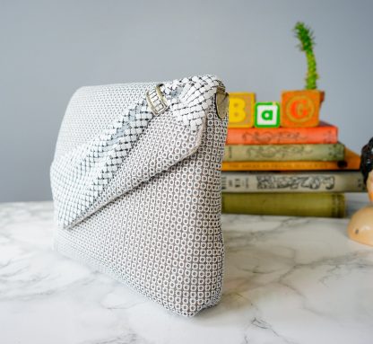 Vintage white woven mother-and-child chain bag - Image 3