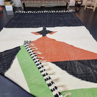 Focus contrasting color geometric tassel rug