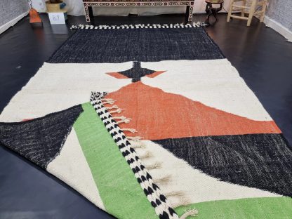 Focus contrasting color geometric tassel rug