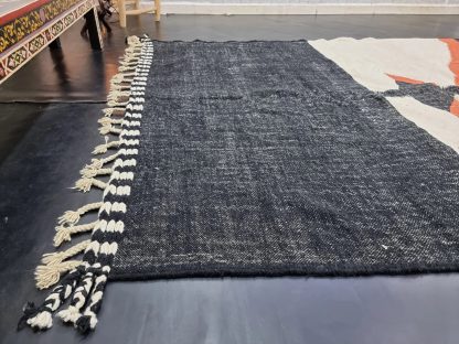 Artistic contrasting geometric tassel carpet - Image 3