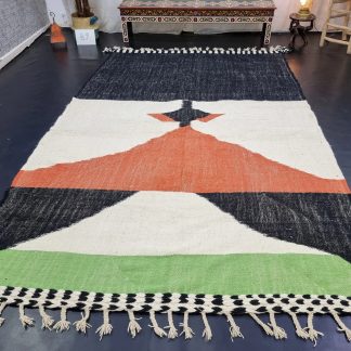 Artistic contrasting geometric tassel carpet