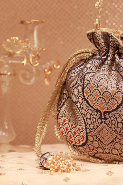 Peacock pattern gilt embroidered drawstring bag - Image 3