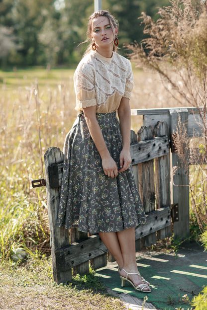 Deep-heeled small floral A-line midi skirt