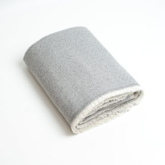 Diamond pattern and tassel blended throw blanket