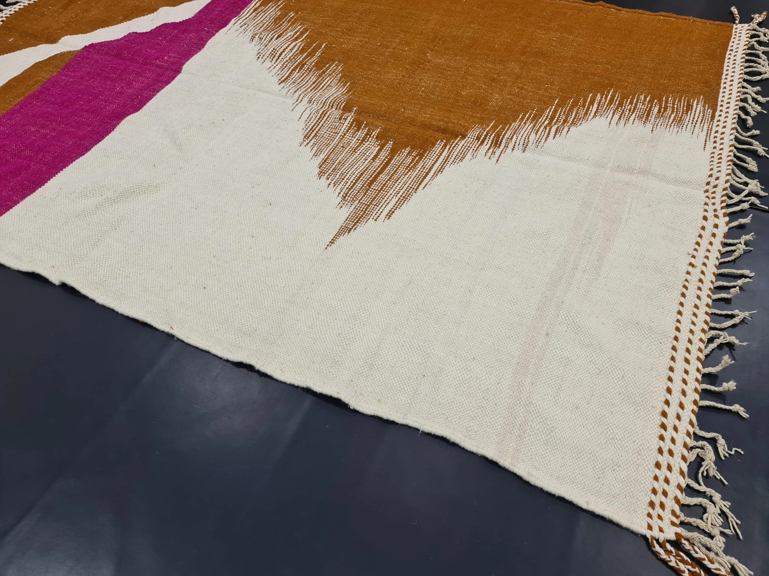 Sunset contrasting geometric tassel rug - Image 4