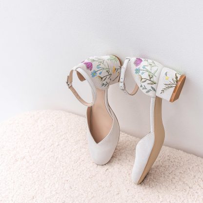 Spring flower field embroidered block-heeled sandals - Image 4